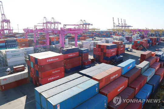 수출을 기다리는 물량. [연합뉴스]